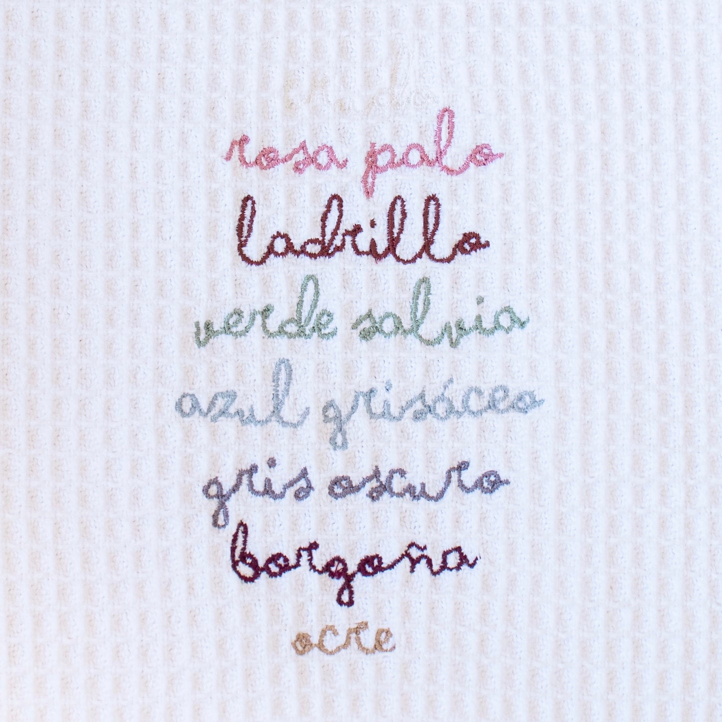 Muestra de tela blanca del neceser para bebé con opciones de colores de bordado