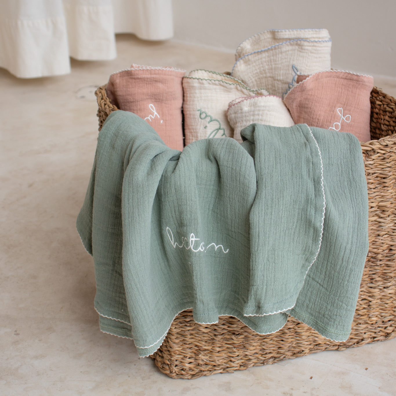 Muselinas de algodón para bebé en diferentes colores con bordado personalizado