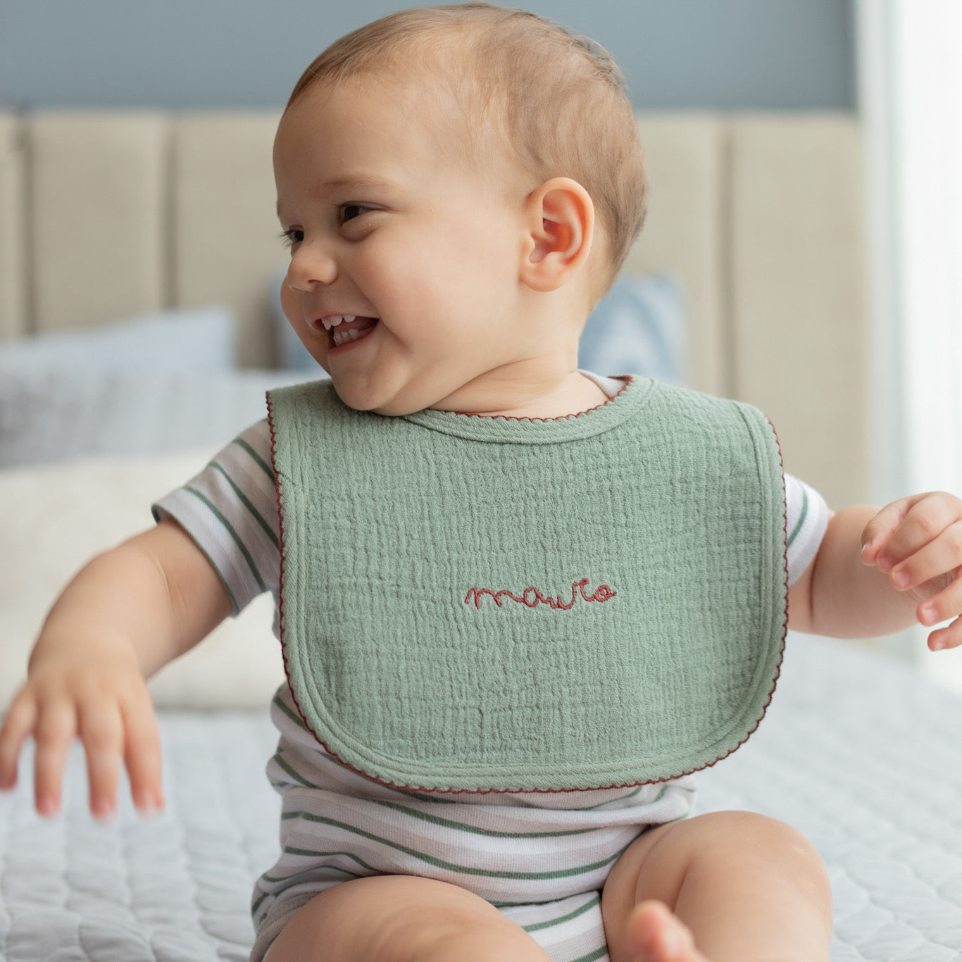 Bebé con babero de algodón personalizado con nombre