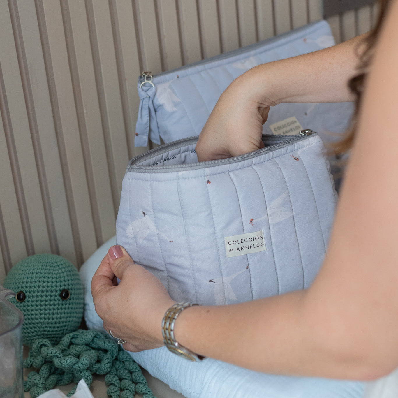 Bolsa multiusos impermeable con estampado de cisnes en uso guardando objetos