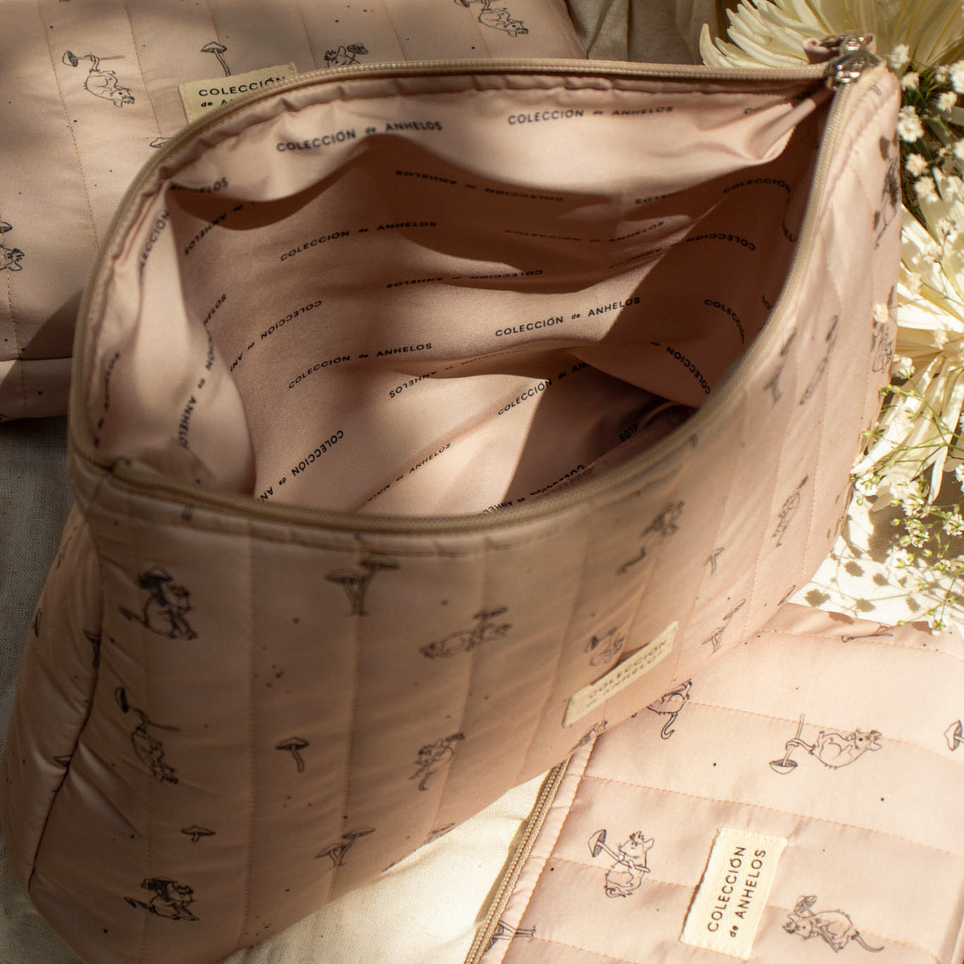 Bolsa multiusos impermeable con estampado de tlacuache abierta mostrando el interior