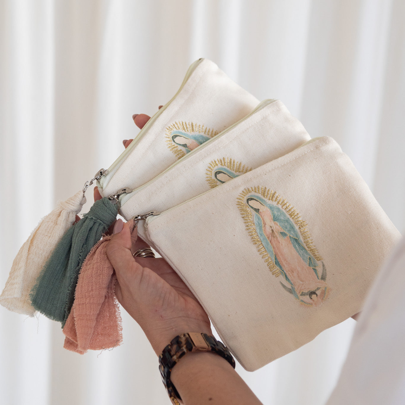 Bolsa para recuerdos de sacramentos con diseño de la Virgen de Guadalupe y opciones de colores para la agarradera de muselina