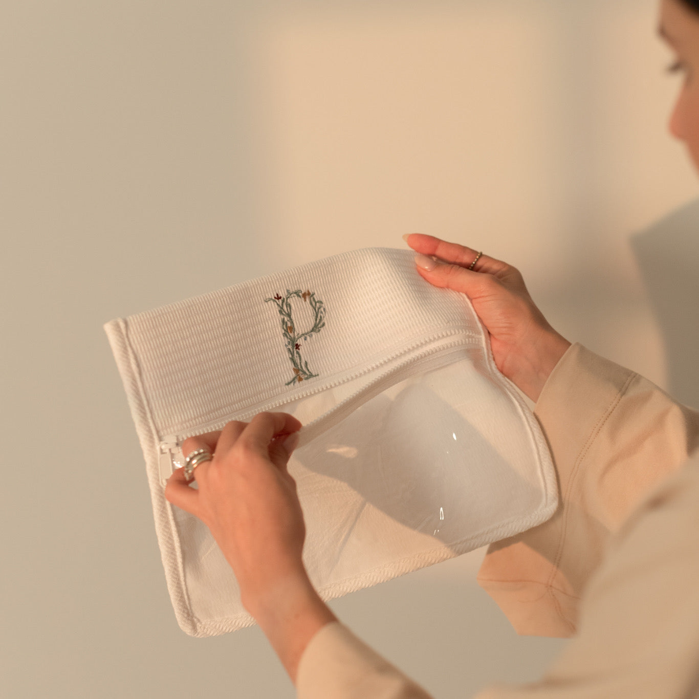 Bolsa transparente para bebé con inicial bordada y cierre