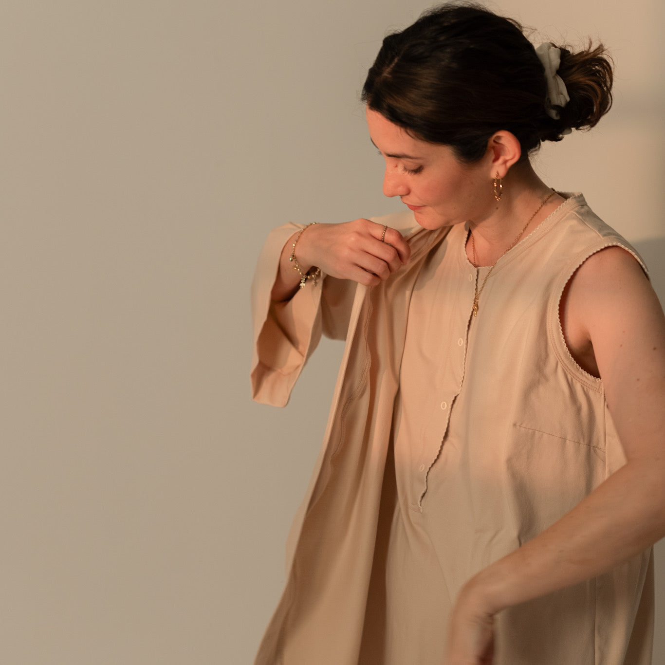 Camisón corto de algodón para lactancia en color beige con broches frontales