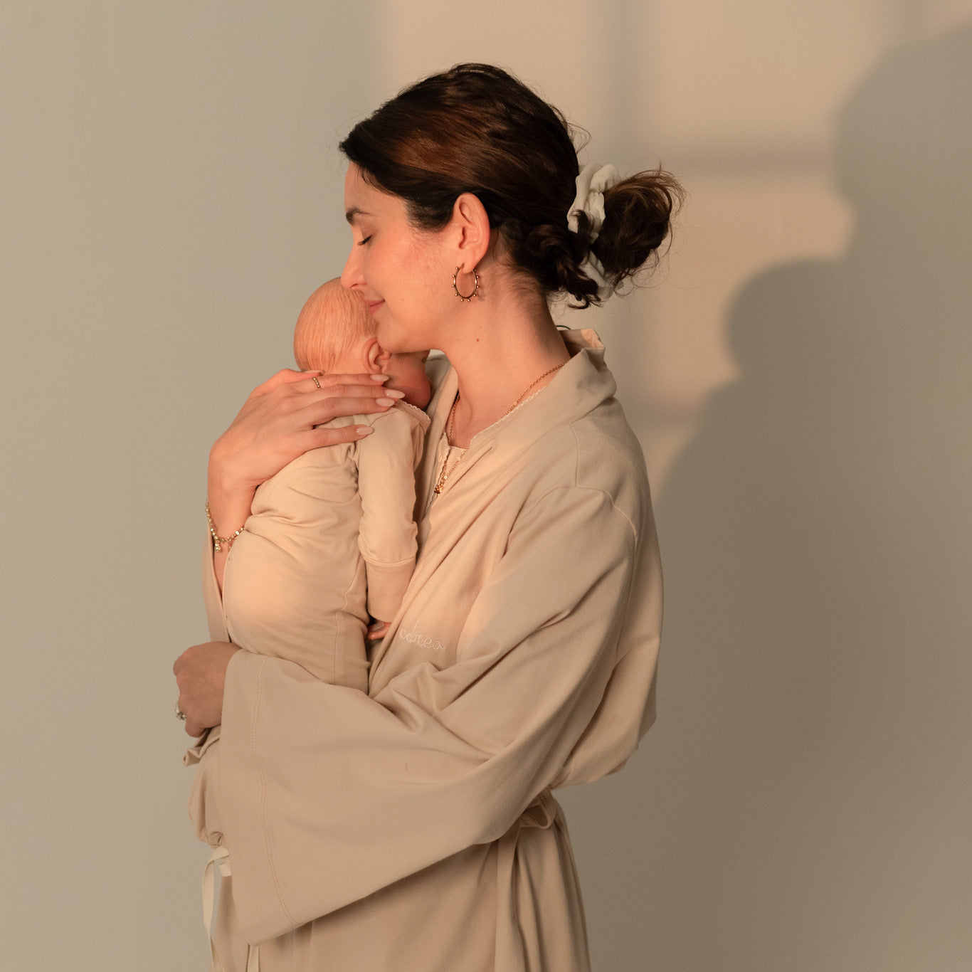 Colección Dulces Sueños con mamá usando camisón y bata de lactancia y bebé con pijama costalito en color beige personalizado