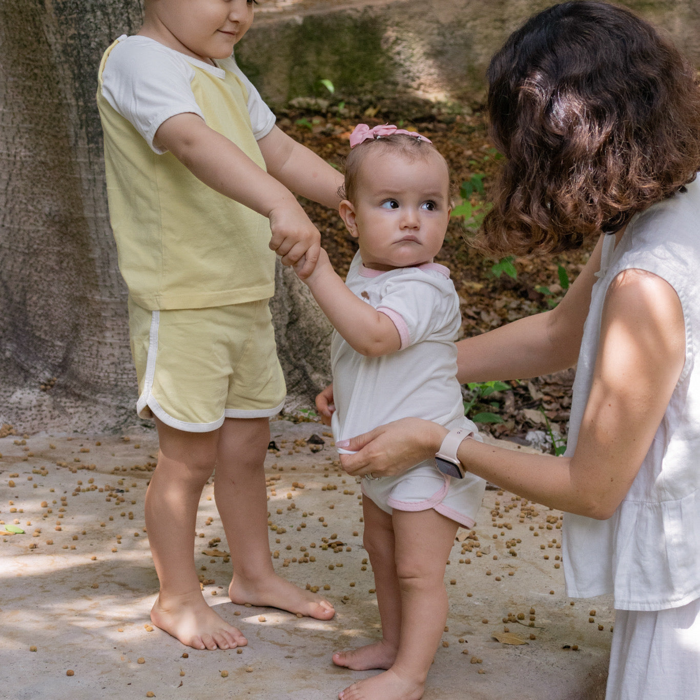 Conjunto deportivo unisex para bebé y niños coordinado entre hermanos en amarillo y marfil