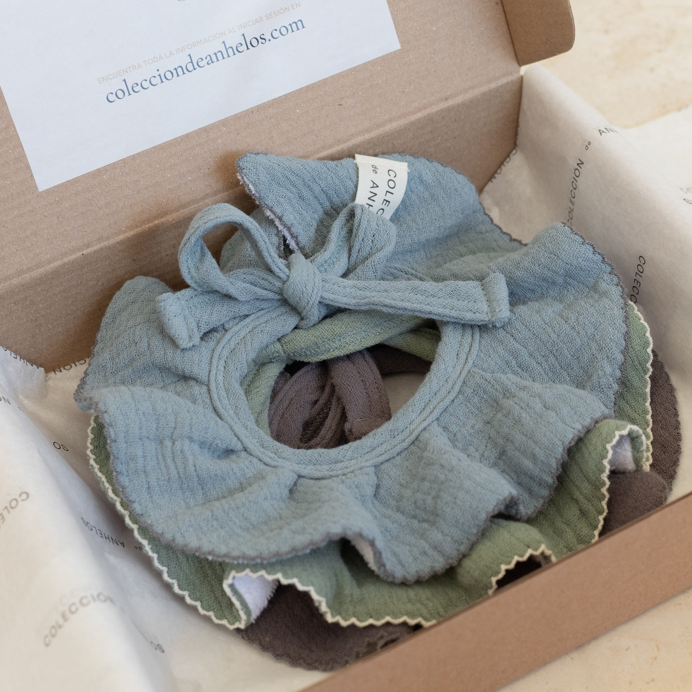 Cuellos babero para bebé en paquete de 3 piezas en colores azul, gris y verde