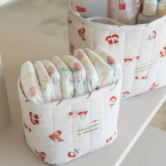     Detalle de organizador de cambiador para bebé con estampado en tono marfil y artículos de cuidado