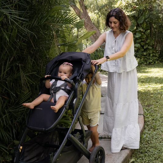 Falda de holanes en lino para mujer en uso, combinada con top de tres lazos