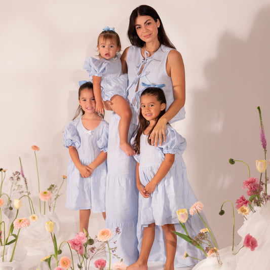 match mamá e hijas en sesión de fotos con ropa azul de lino