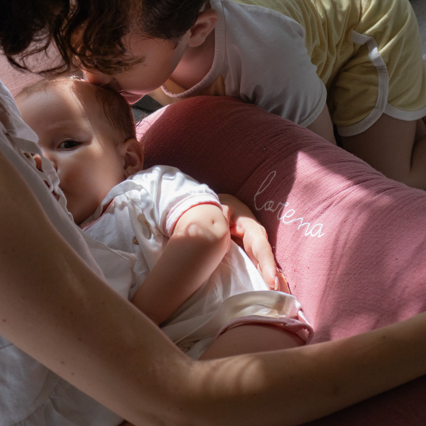 Funda de cojín de lactancia para bebé en uso durante la alimentación