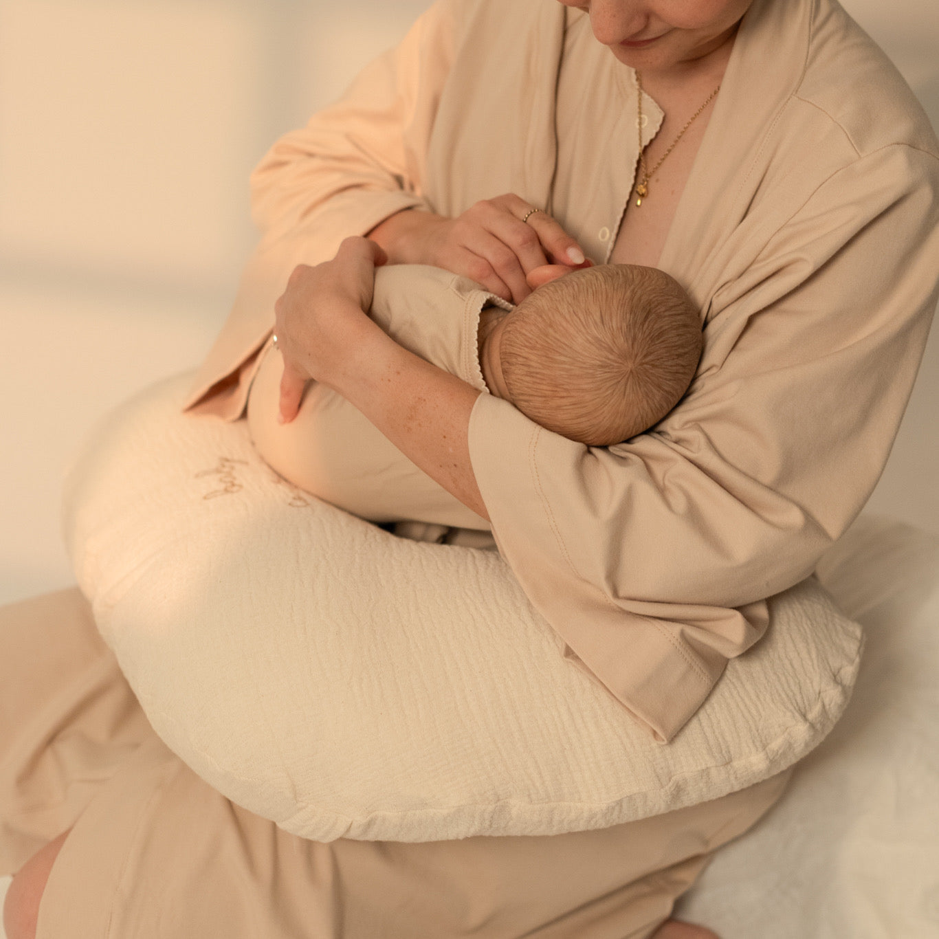 Funda de cojín de lactancia para bebé en uso durante la lactancia