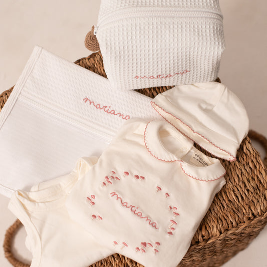 Kit Esenciales del bebé con mameluco Dulce Llegada, neceser y bolsa transparente personalizados