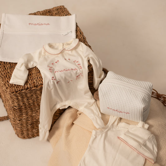 Kit Esenciales del bebé con mameluco Dulce Llegada, neceser y bolsa transparente