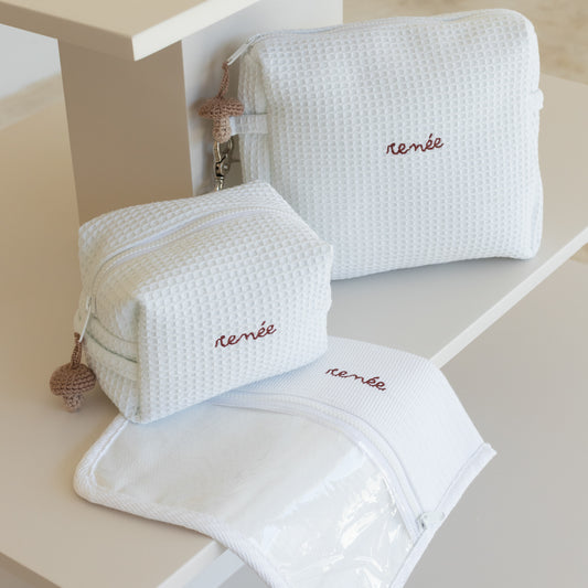 Kit de organización para bebé con estuche pañalero, neceser y bolsa transparente, con bordado personalizado en color ladrillo