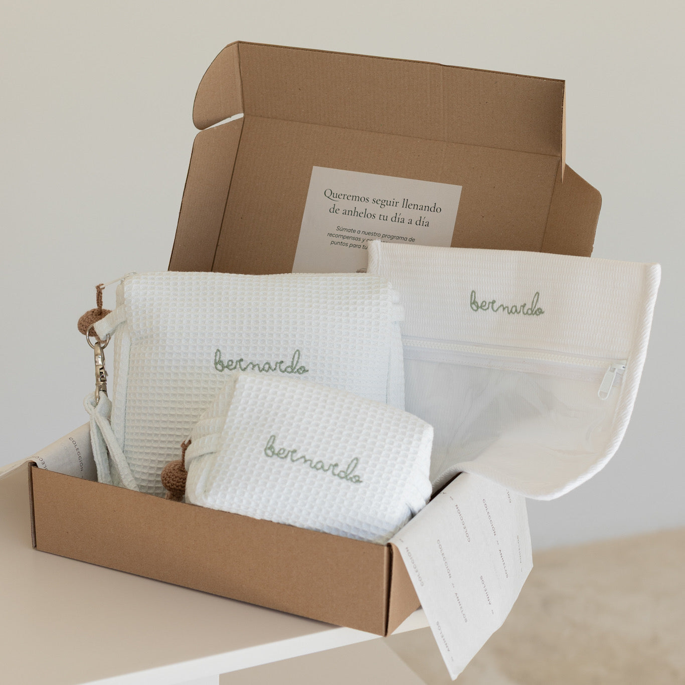 Kit de organización para bebé con estuche pañalero, neceser y bolsa transparente, con bordado personalizado en color verde