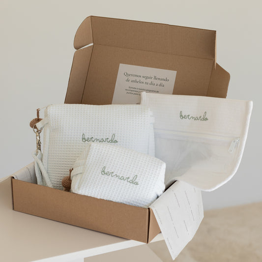 Kit de organización para bebé con estuche pañalero, neceser y bolsa transparente, con bordado personalizado en color verde