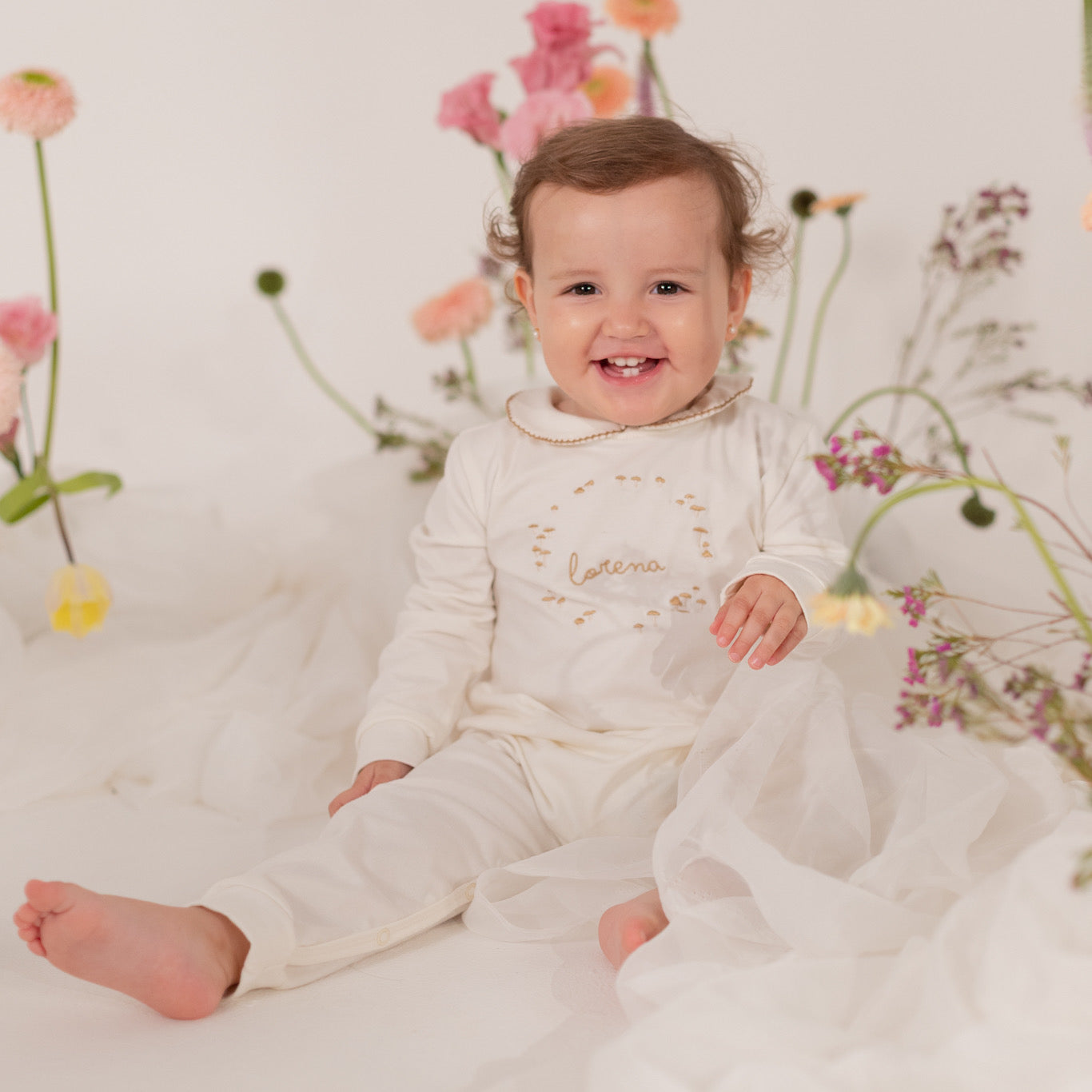 Bebé de 18 meses con mameluco Dulce Llegada en color marfil sin pies en uso