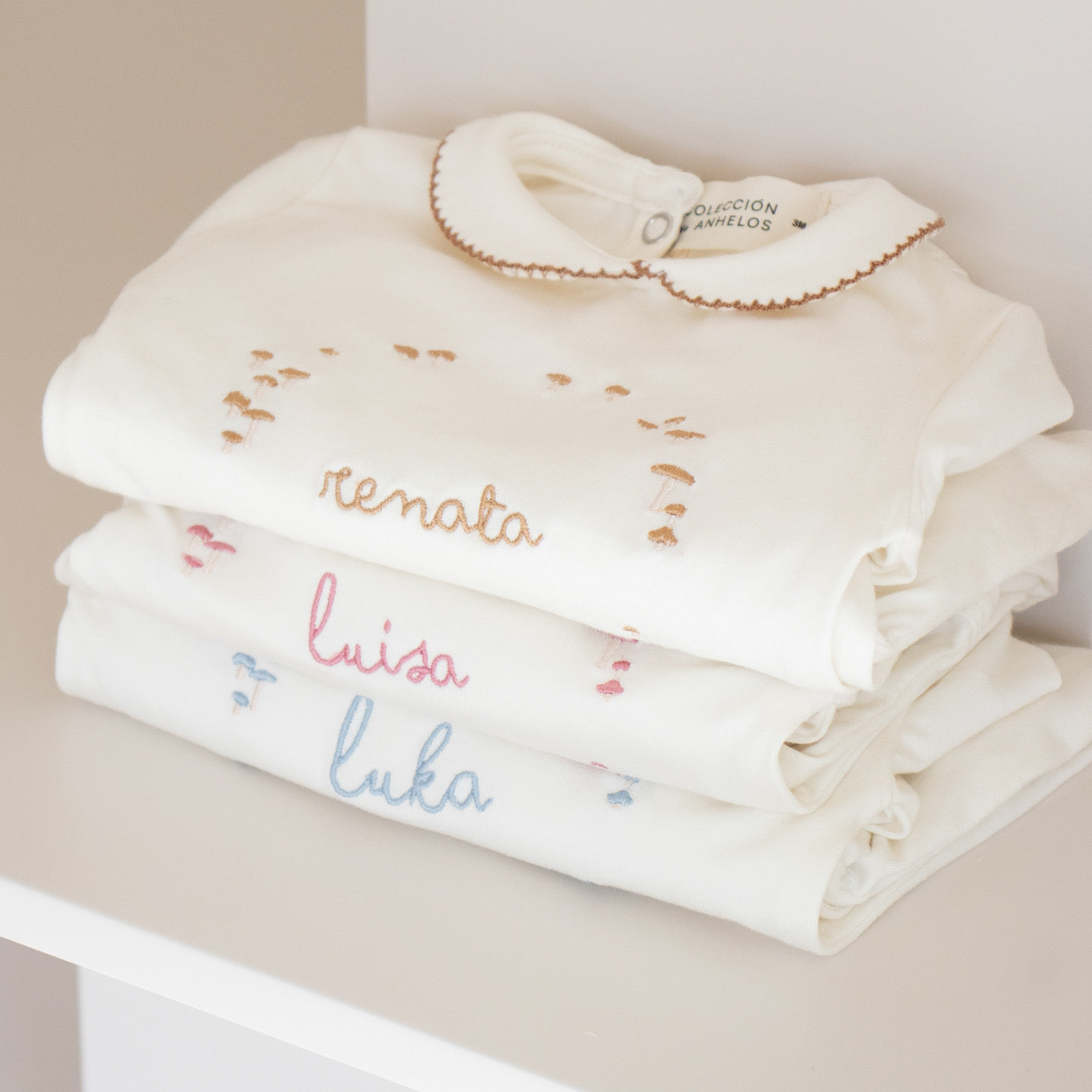Mamelucos personalizados con diferentes tonos de bordado