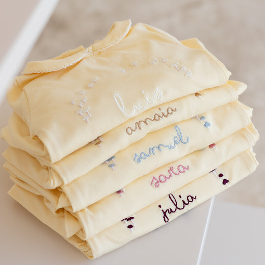 Mamelucos Dulce Llegada para bebé en color amarillo con diferentes tonos de bordado personalizados