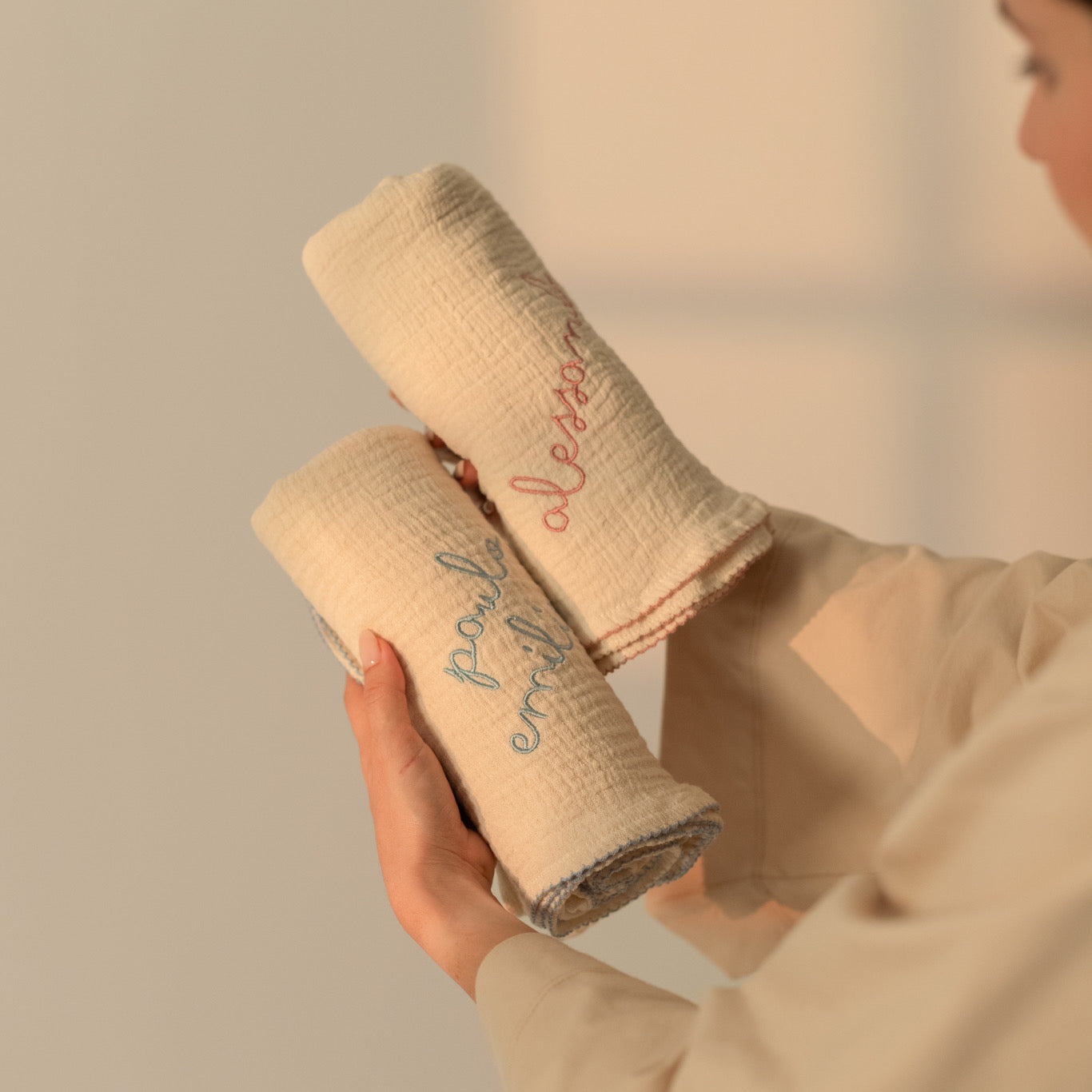 Muselinas de algodón para bebé personalizadas con bordado en azul y rosa