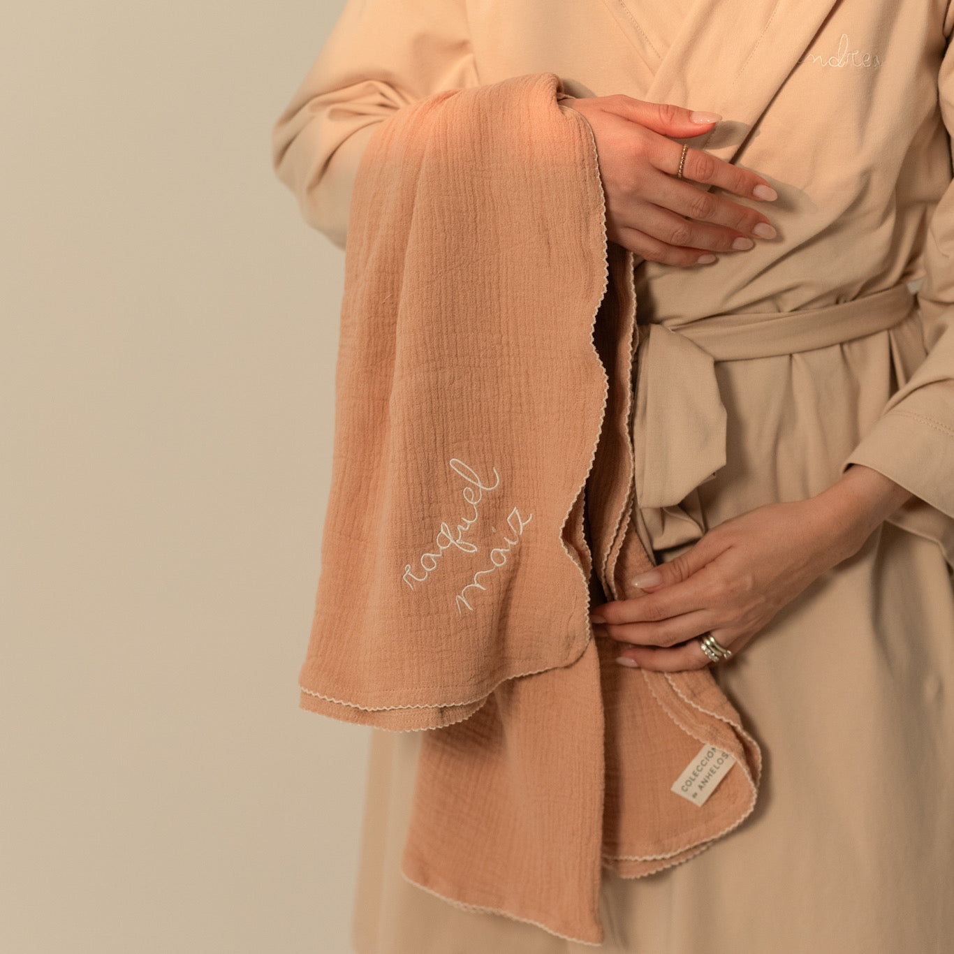 Muselina de algodón para bebé en color rosa con bordado personalizado