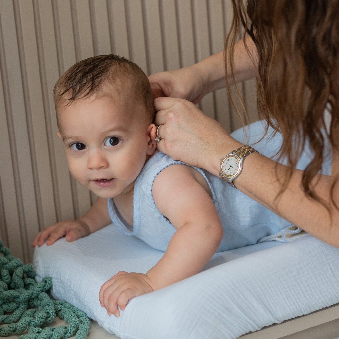Mamá colocando pañalero de lino a bebé