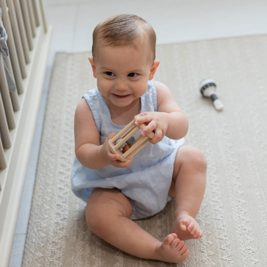 Bebé sentado con pañalero de lino puesto