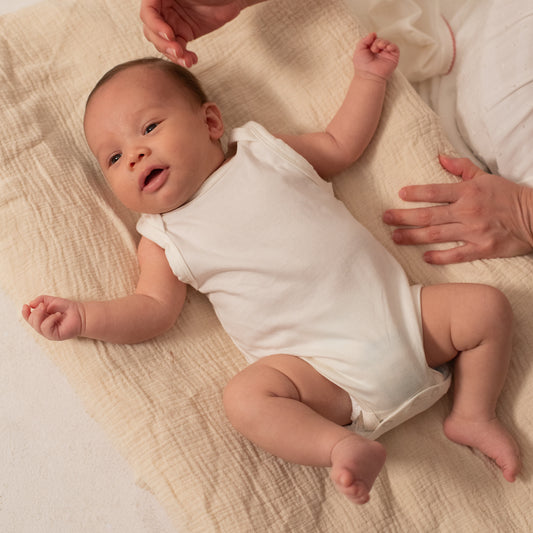 Pañalero sisado de algodón para bebé en uso