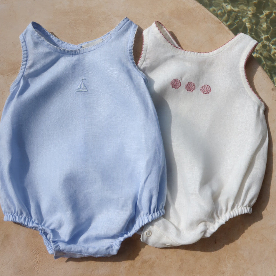 Pañaleros de lino para bebé con bordados de velero y conchitas en diferentes diseños